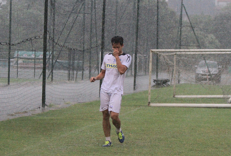 "Đội mưa" tập luyện, HAGL quyết tâm tìm lại mạch chiến thắng trước Hà Nội FC - Ảnh 9