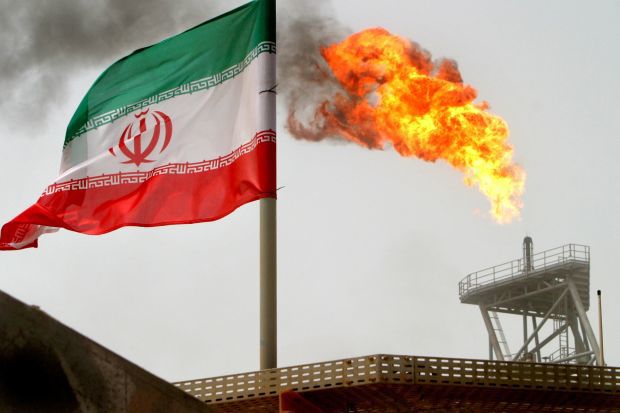 Mỹ cảnh báo trừng phạt tất cả các nước mua dầu mỏ của Iran - Ảnh 1