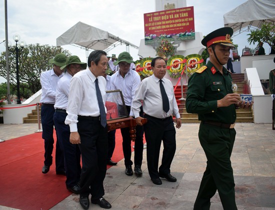 Quảng Bình đón hài cốt liệt sĩ quân tình nguyện hi sinh tại Lào - Ảnh 1