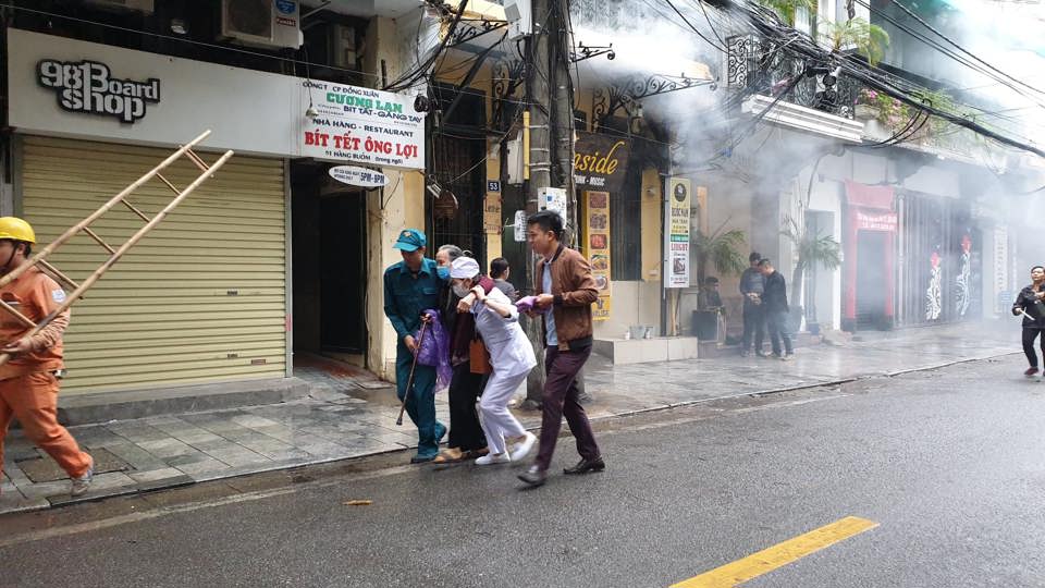 Hà Nội: Cháy giả định trên phố Hàng Buồm, nhiều người mắc kẹt được giải cứu - Ảnh 6