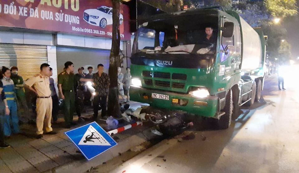 Hà Nội: Hai thanh niên đi xe máy chờ đèn đỏ bị ô tô chở rác đâm trọng thương - Ảnh 1