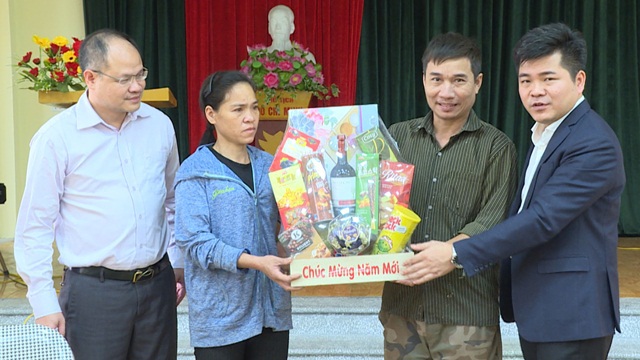 Lãnh đạo huyện Phú Xuyên thăm, chúc Tết gia đình có hoàn cảnh khó khăn - Ảnh 1