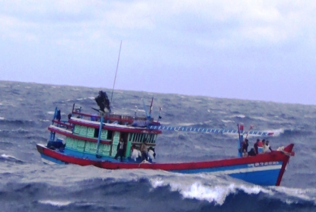 Một ngư dân Lý Sơn mất tích do sóng đánh văng khỏi tàu - Ảnh 1
