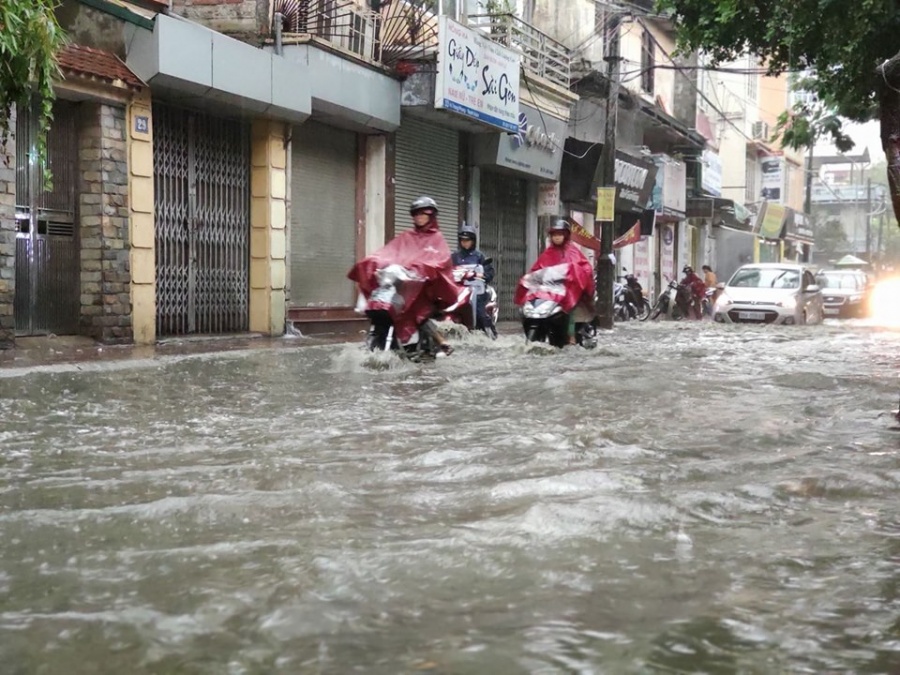 Mưa xối xả gây ngập một số tuyến phố trong nội thành Hà Nội - Ảnh 9