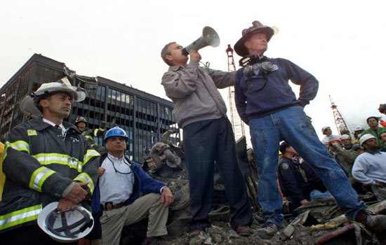 Nhìn lại những giây phút kinh hoàng vụ khủng bố 11/9 tại New York, Mỹ - Ảnh 14
