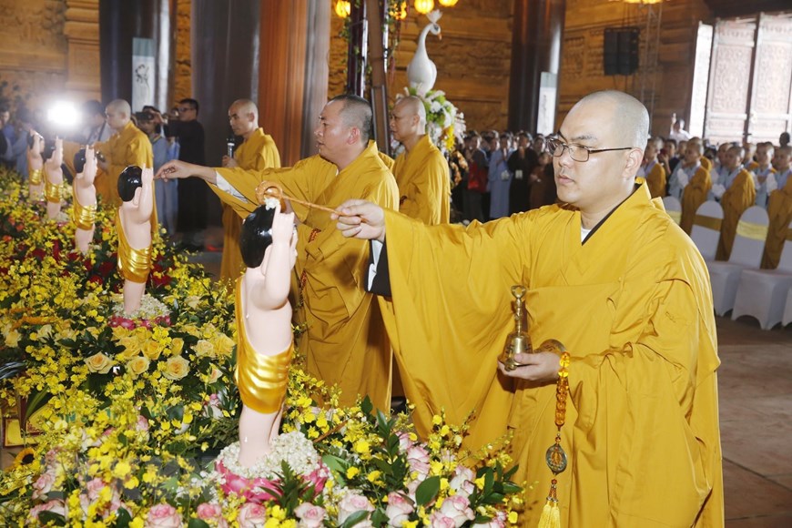 Hình ảnh các tăng, ni, Phật tử thực hiện nghi lễ Tắm Phật ở Vesak 2019 - Ảnh 4
