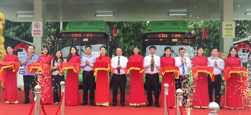 Phó Chủ tịch TP Hà Nội Nguyễn Thế Hùng đi thử xe buýt CNG - Ảnh 1