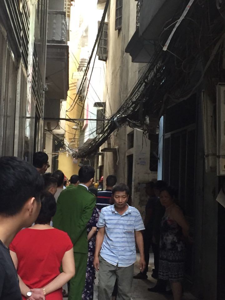 Hà Nội: Nhà 4 tầng bốc cháy dữ dội giữa trưa ở phố Chùa Láng - Ảnh 2