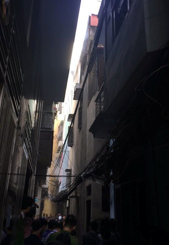 Hà Nội: Nhà 4 tầng bốc cháy dữ dội giữa trưa ở phố Chùa Láng - Ảnh 1