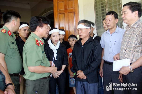 Lãnh đạo các cơ quan báo chí quê Nghệ An thăm hỏi các gia đình thuyền viên mất tích, tử vong - Ảnh 5