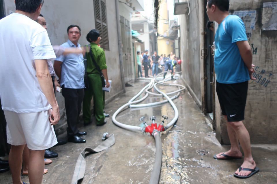 Hà Nội: Nhà 4 tầng bốc cháy dữ dội giữa trưa ở phố Chùa Láng - Ảnh 3