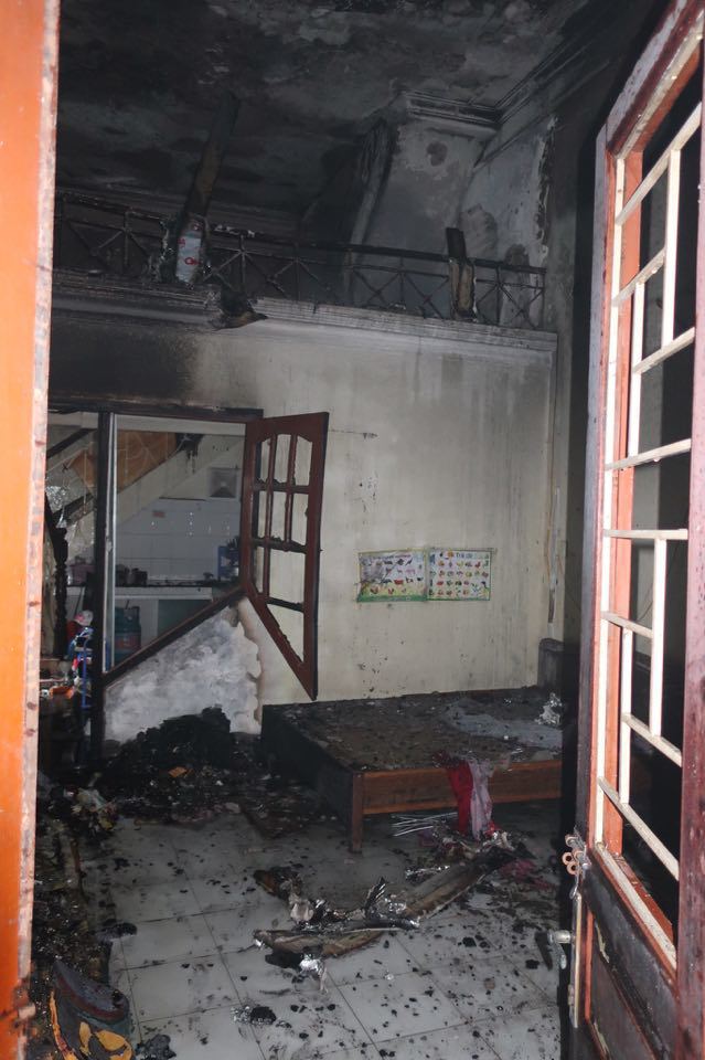 Hà Nội: Nhà 4 tầng bốc cháy dữ dội giữa trưa ở phố Chùa Láng - Ảnh 4