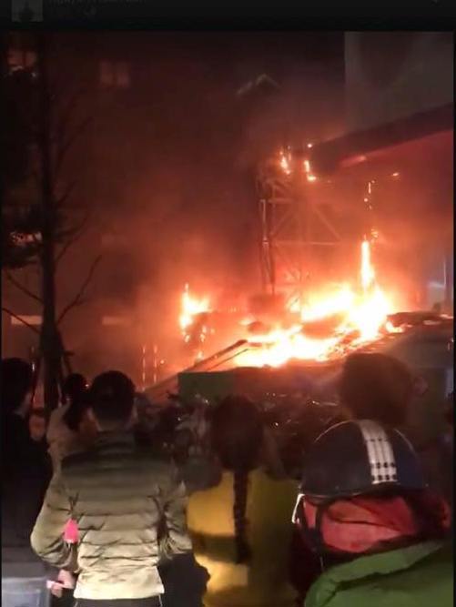 Hà Nội: Cháy dữ dội tại quán trà sữa ở tòa nhà Hồ Gươm Plaza - Ảnh 2