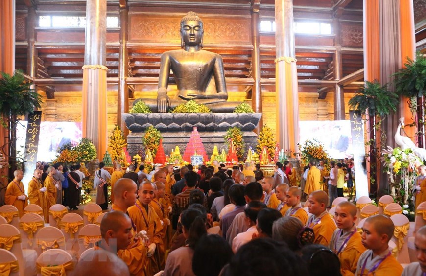 Hình ảnh các tăng, ni, Phật tử thực hiện nghi lễ Tắm Phật ở Vesak 2019 - Ảnh 5