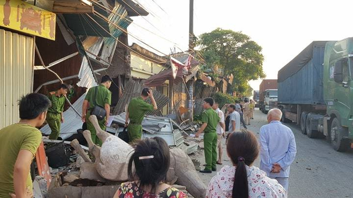 Người dân hốt hoảng lao ra khỏi nhà trong đêm sau cú tông của xe container - Ảnh 1