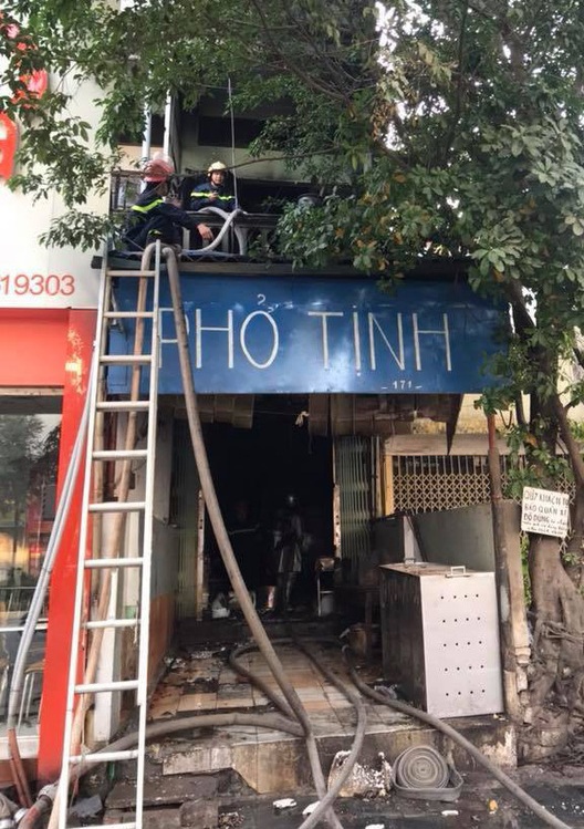 Quán phở bốc cháy dữ dội trên đường Quang Trung (quận Hà Đông) - Ảnh 2
