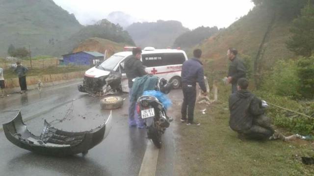 Xe cứu thương đâm vào lan can trên quốc lộ, 3 người bị thương nặng - Ảnh 1
