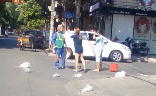 Quảng Trị: Phạt cô gái xả rác đánh chị lao công 2,5 triệu đồng - Ảnh 2