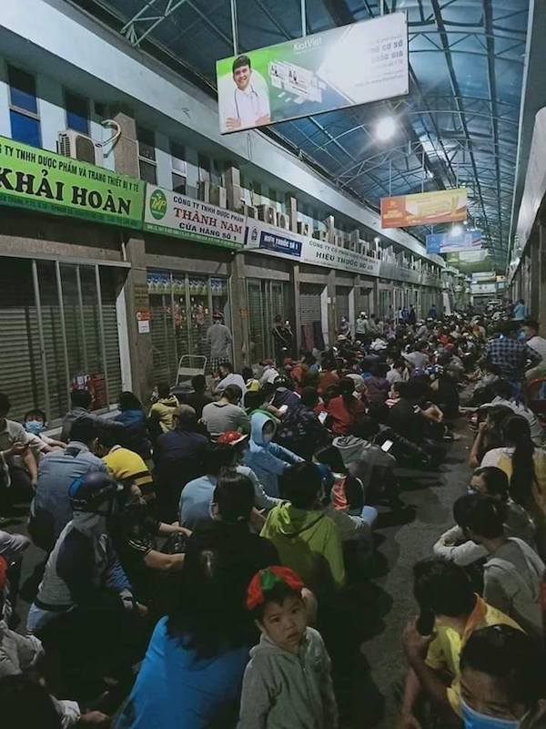 TP Hồ Chí Minh: “Biển người” xếp hàng mua khẩu trang tại chợ sỉ lớn nhất TP - Ảnh 3
