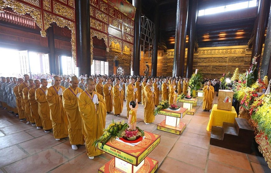 Hình ảnh các tăng, ni, Phật tử thực hiện nghi lễ Tắm Phật ở Vesak 2019 - Ảnh 6