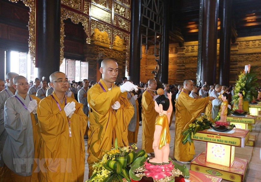 Hình ảnh các tăng, ni, Phật tử thực hiện nghi lễ Tắm Phật ở Vesak 2019 - Ảnh 7