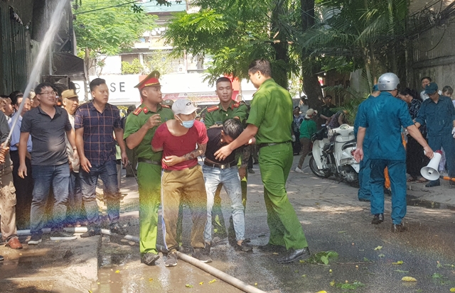 Hà Nội: Giả định cháy ở Thành Công, nhiều người mắc kẹt được cứu thoát - Ảnh 9
