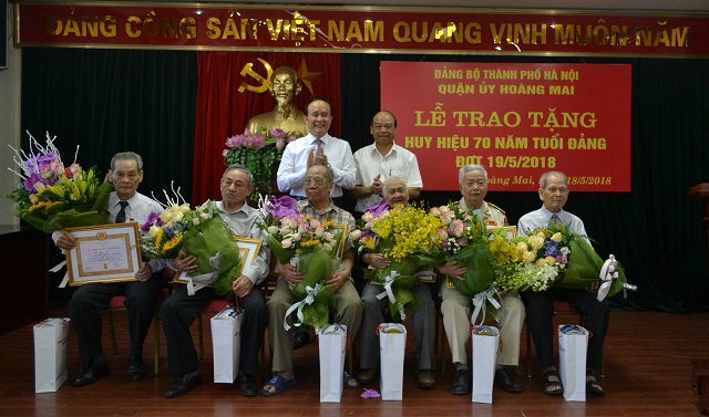 11 đảng viên quận Hoàng Mai được nhận Huy hiệu 70 năm tuổi Đảng - Ảnh 1