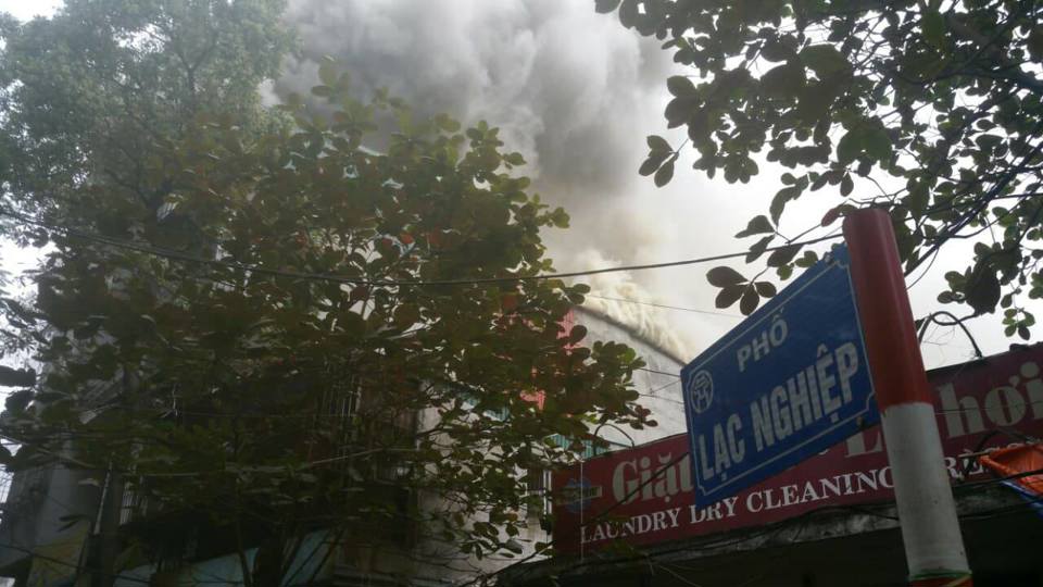 Hà Nội: Cháy lớn trên phố Lạc Nghiệp, quận Hai Bà Trưng - Ảnh 1