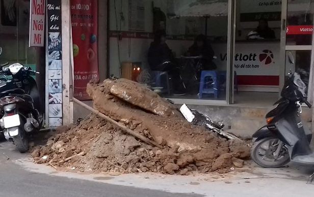 Hà Nội: Người dân hốt hoảng vì bị “bom bẩn”, đất cát đổ tràn cửa nhà - Ảnh 2