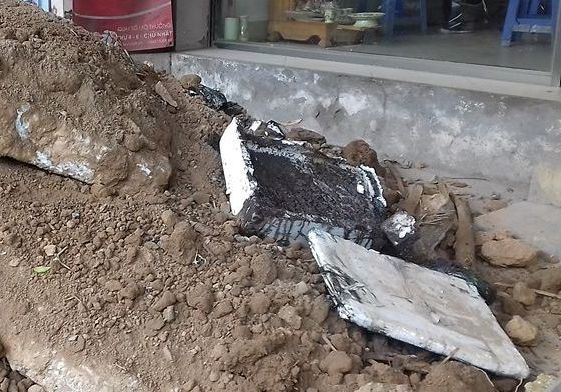 Hà Nội: Người dân hốt hoảng vì bị “bom bẩn”, đất cát đổ tràn cửa nhà - Ảnh 1