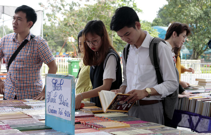 Những trang sách “già” thu hút đông đảo giới trẻ Thủ đô - Ảnh 3