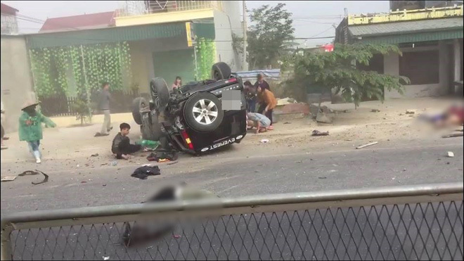 Kinh hoàng ôtô đâm xe máy, 4 người thương vong ở Thanh Hóa - Ảnh 1