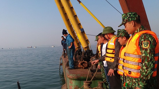 Cứu nạn kịp thời tàu du lịch cùng 31 khách Trung Quốc bị chìm trên vịnh Hạ Long - Ảnh 1