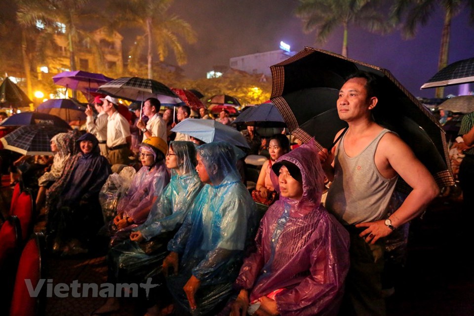 Người dân Thủ đô đội mưa dự khai mạc phố đi bộ Trịnh Công Sơn - Ảnh 9