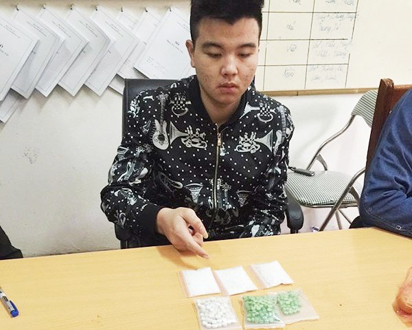 Hà Nội: Tóm gọn thanh niên mang theo 295 viên ma túy tổng hợp - Ảnh 1