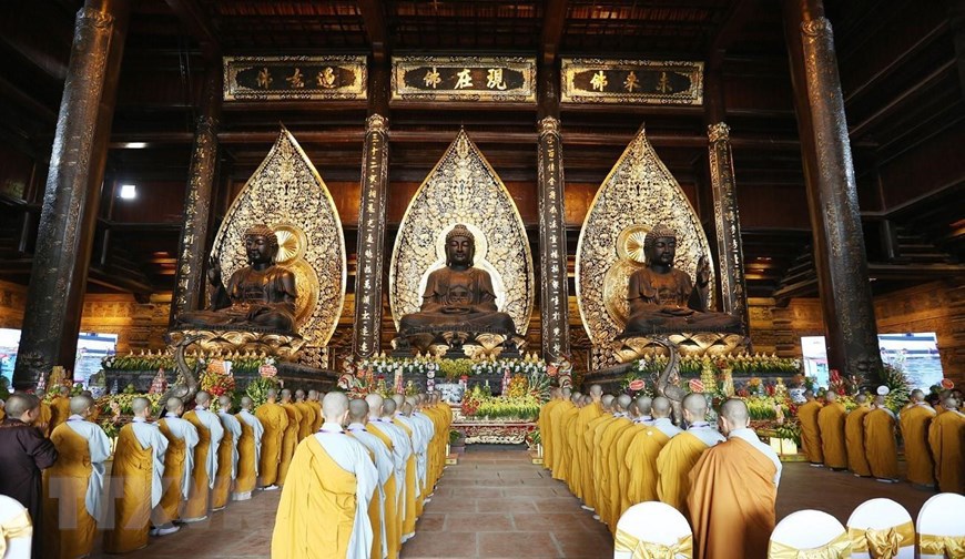 Hình ảnh các tăng, ni, Phật tử thực hiện nghi lễ Tắm Phật ở Vesak 2019 - Ảnh 8