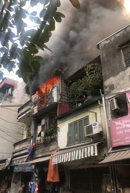 Hà Nội: Cháy dữ dội tại ngôi nhà 4 tầng trên phố Bạch Mai - Ảnh 1