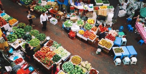 Thị trường Hà Nội mùng 2 Tết: Thực phẩm tăng nhẹ, khách nhiều - Ảnh 1