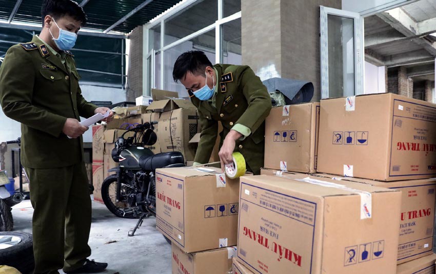 Hà Nội: Phát hiện người Trung Quốc thu gom số lượng lớn khẩu trang để xuất lậu - Ảnh 1