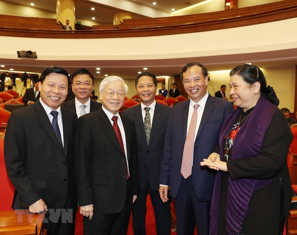 Hình ảnh lãnh đạo Đảng với các đại biểu dự Hội nghị Trung ương 7 - Ảnh 1