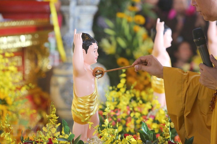Hình ảnh các tăng, ni, Phật tử thực hiện nghi lễ Tắm Phật ở Vesak 2019 - Ảnh 9
