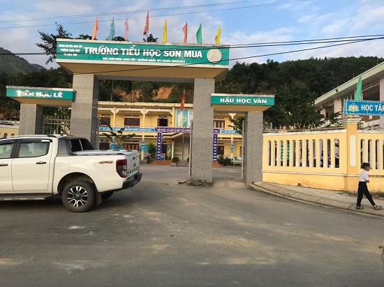 Quảng Ngãi: Huyện miền núi trả lương qua thẻ ATM, hàng nghìn người gặp khó - Ảnh 2