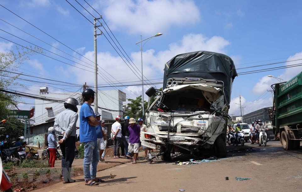 Hiện trường vụ xe khách đâm xe tải thảm khốc ở Lâm Đồng - Ảnh 1