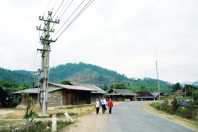 Còn 1.422 thôn bản vùng dân tộc miền núi chưa có điện, phải dùng dầu thắp sáng - Ảnh 1