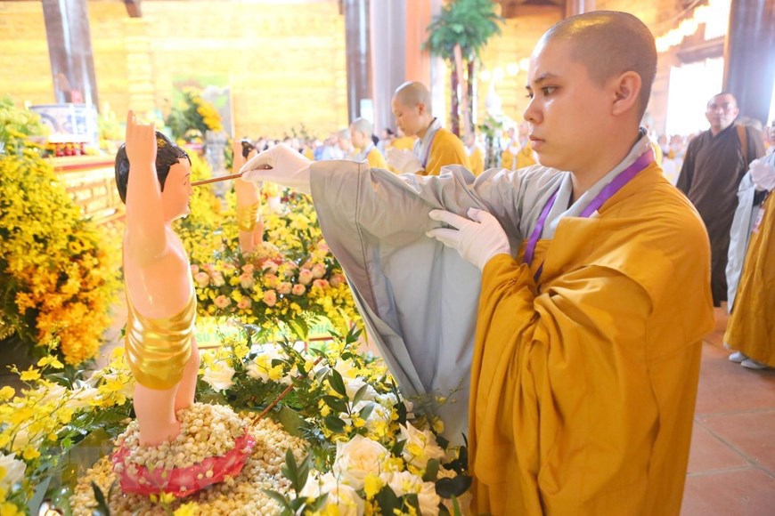 Hình ảnh các tăng, ni, Phật tử thực hiện nghi lễ Tắm Phật ở Vesak 2019 - Ảnh 10