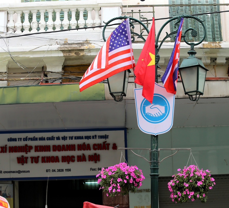 [Ảnh] Hơn 3.700 lá cờ ba nước Việt Nam - Mỹ - Triều Tiên tung bay khắp phố phường Hà Nội - Ảnh 8