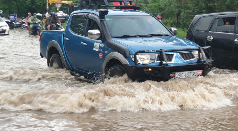 [Ảnh] Đường gom Đại lộ Thăng Long ngập nặng sau mưa lớn, ô tô "rẽ sóng" trên đường - Ảnh 12