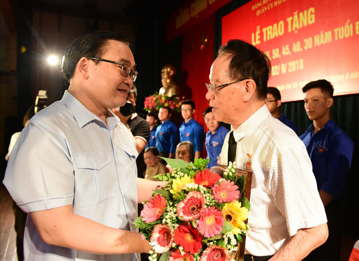 Bí thư Thành ủy Hoàng Trung Hải trao Huy hiệu Đảng cho đảng viên lão thành - Ảnh 2