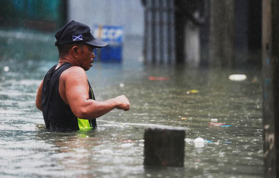 Chùm ảnh bão Sơn Tinh đổ bộ vào Philippines, đường phố tại Manila biến thành sông - Ảnh 11