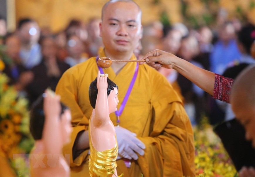Hình ảnh các tăng, ni, Phật tử thực hiện nghi lễ Tắm Phật ở Vesak 2019 - Ảnh 11